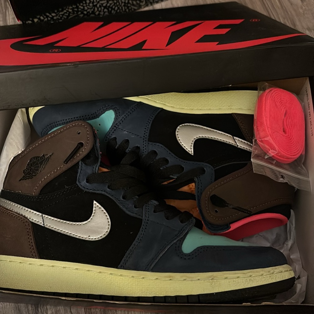 Jordan 1 high retros og size 6.5 grade school